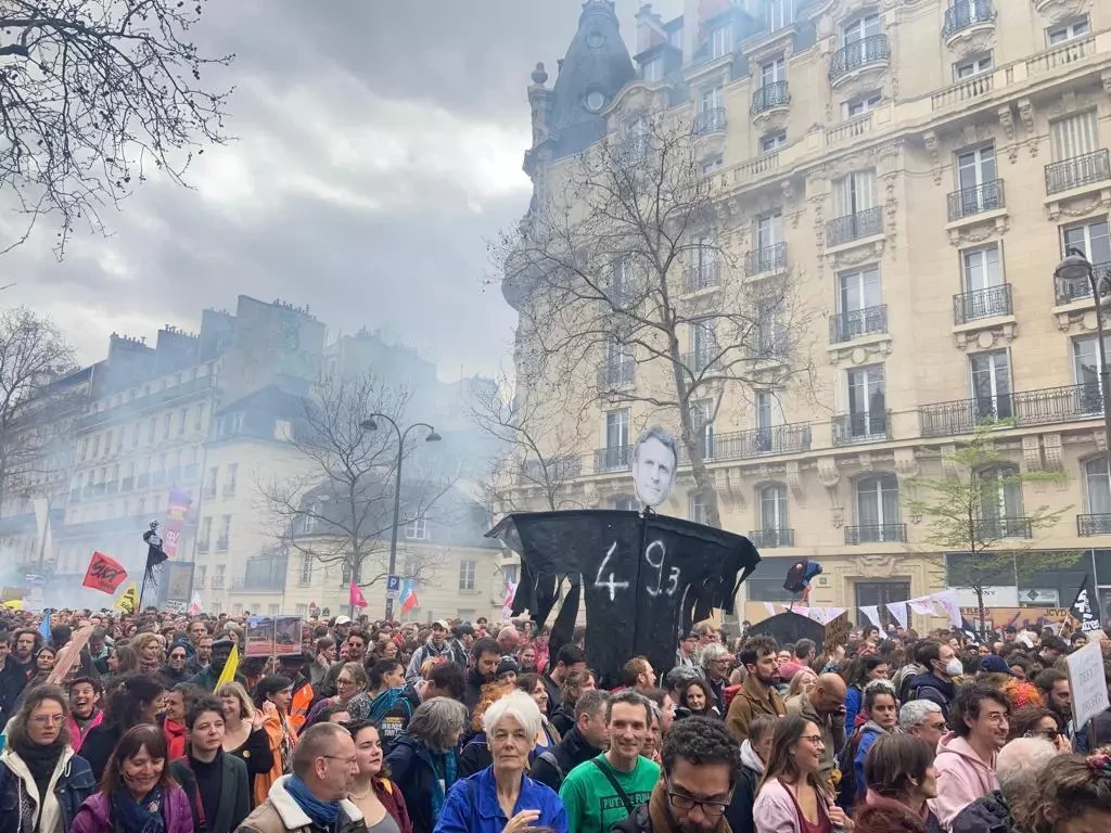 法国工会再次爆发全国示威：33.9万人游行 8万警力严阵以待_新闻频道_中华网