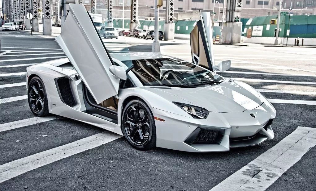 兰博基尼算是最烂大街的超跑之一了,在那些开豪车撩妹的节目里极为