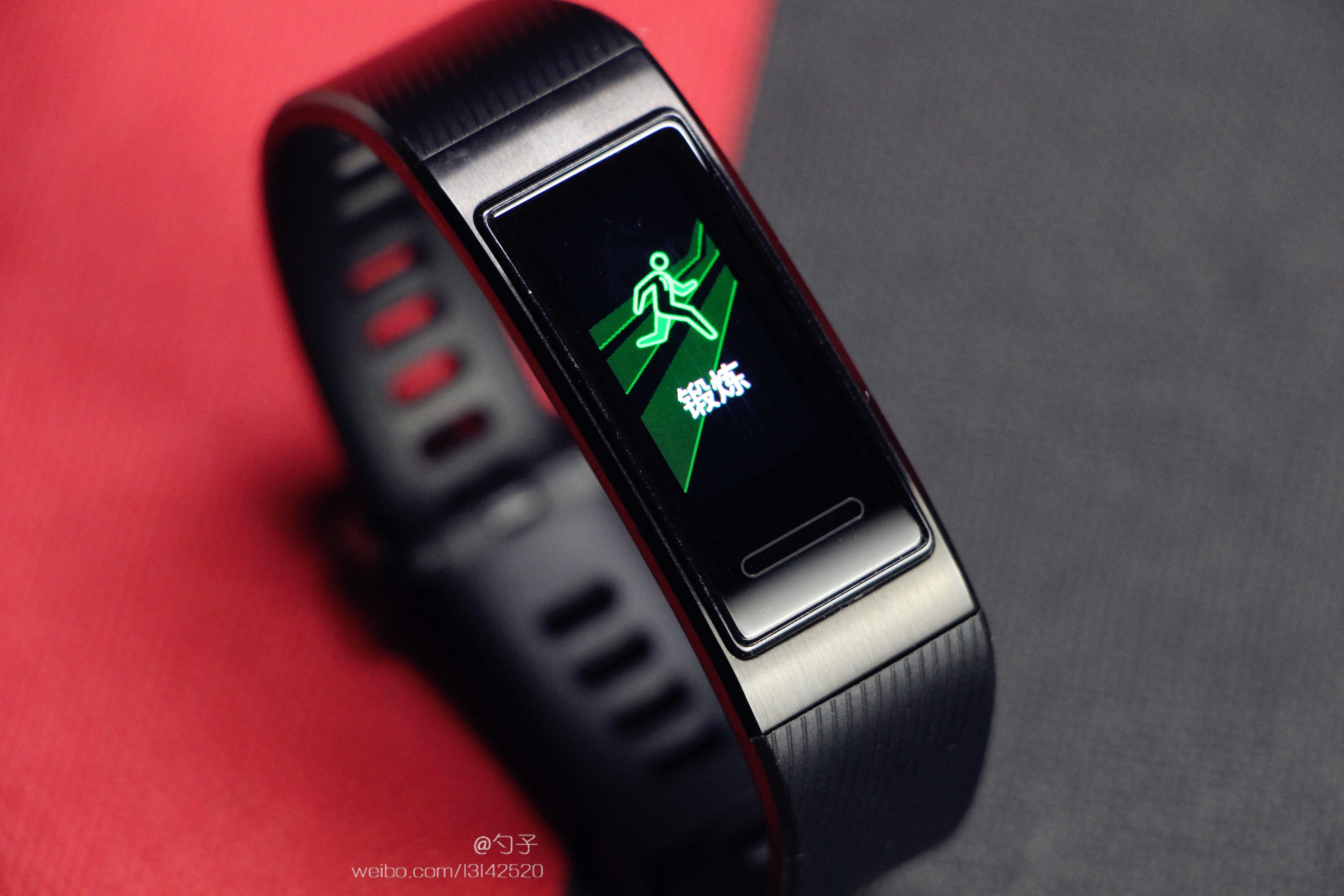 使用起来要比拿出手机支付更加方便,另外华为手环3pro还支持nfc公交