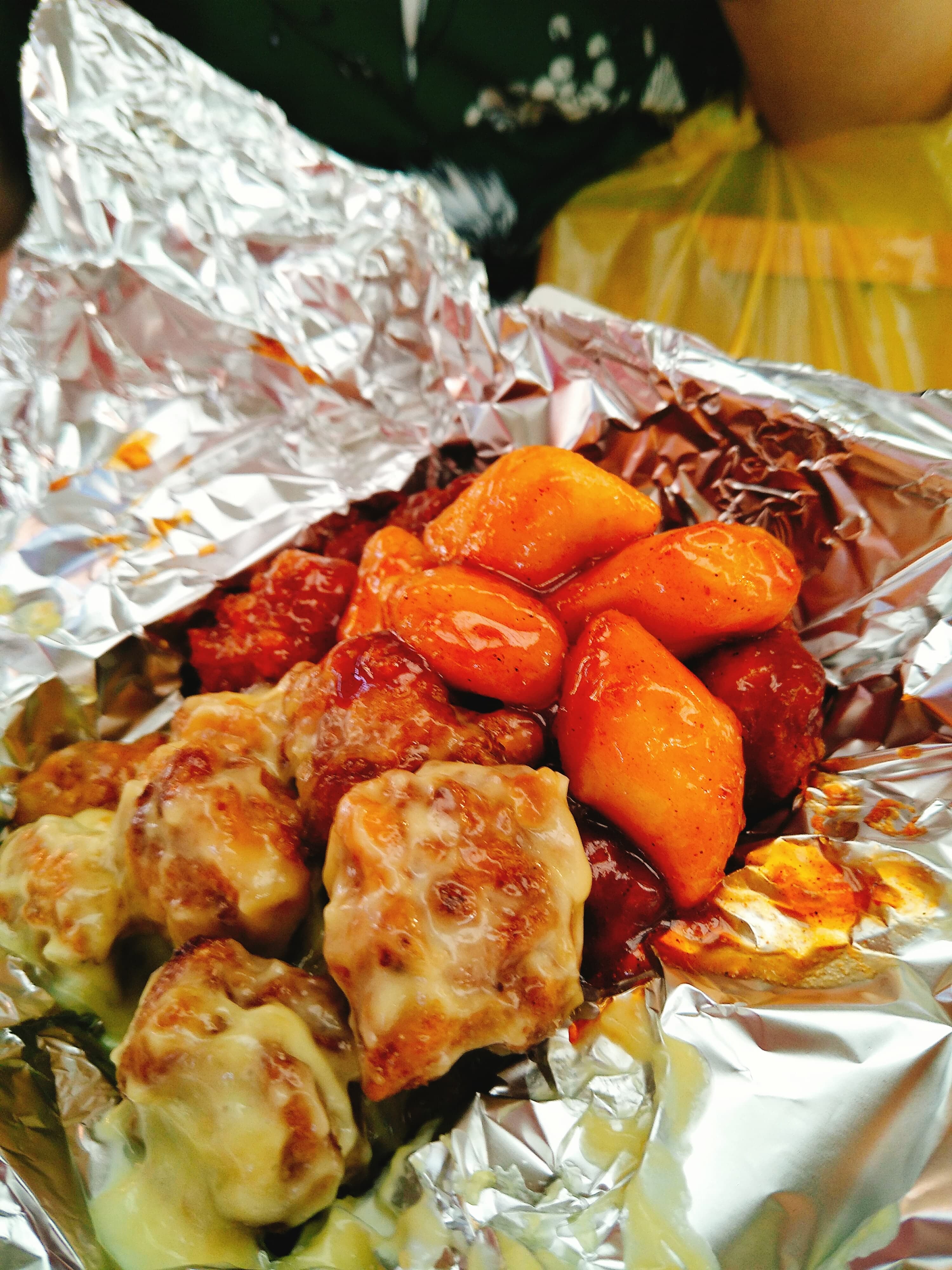 芝士口味和辣味双拼的炸鸡,中小份