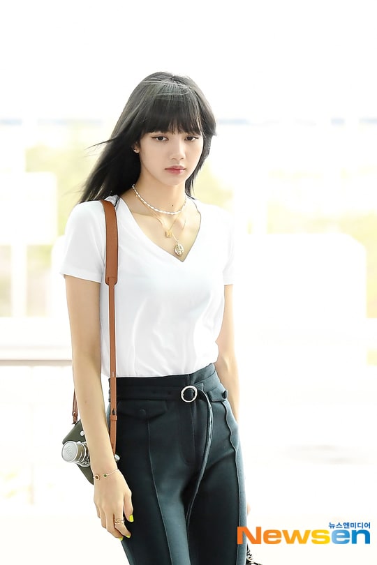 人体模型blackpinklisa超越现实的身材比例成为话题