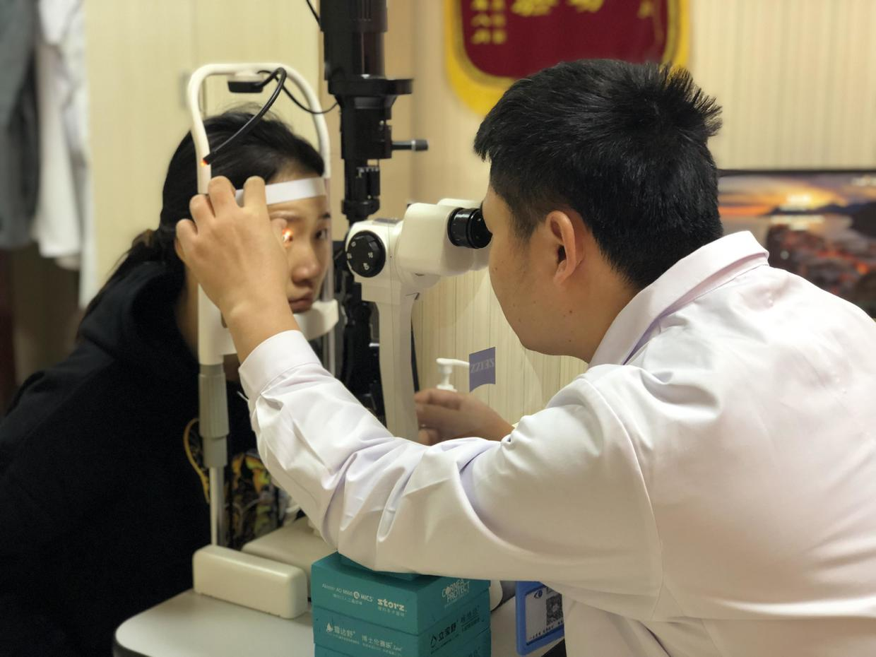 高度近视和眼底病有什么关系？眼底病是不可逆性致盲重要因素，是危言耸听吗？_视网膜