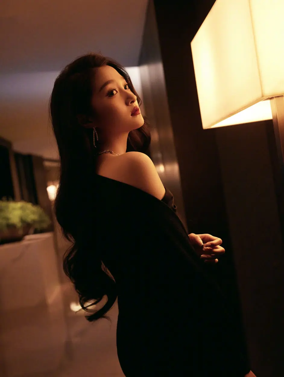 关晓彤黑色抹胸连衣裙优雅写真 - 哔哩哔哩
