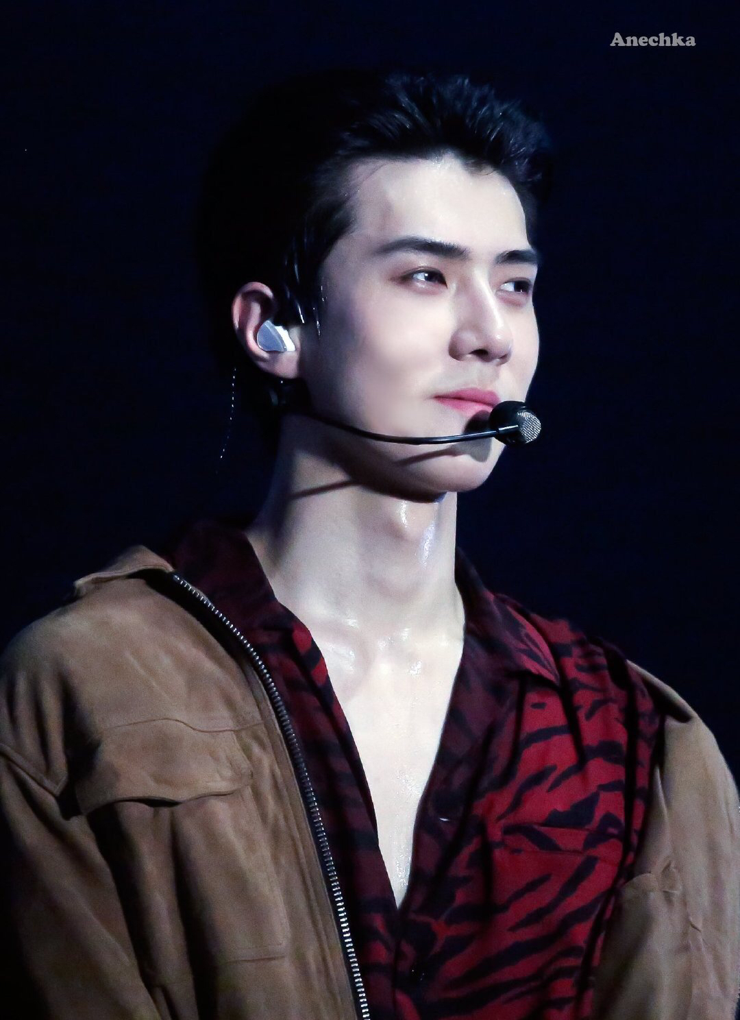 哼哼唧唧的又睡过去了,吴世勋勾起了嘴角,抱起乐颜走进专属的电梯