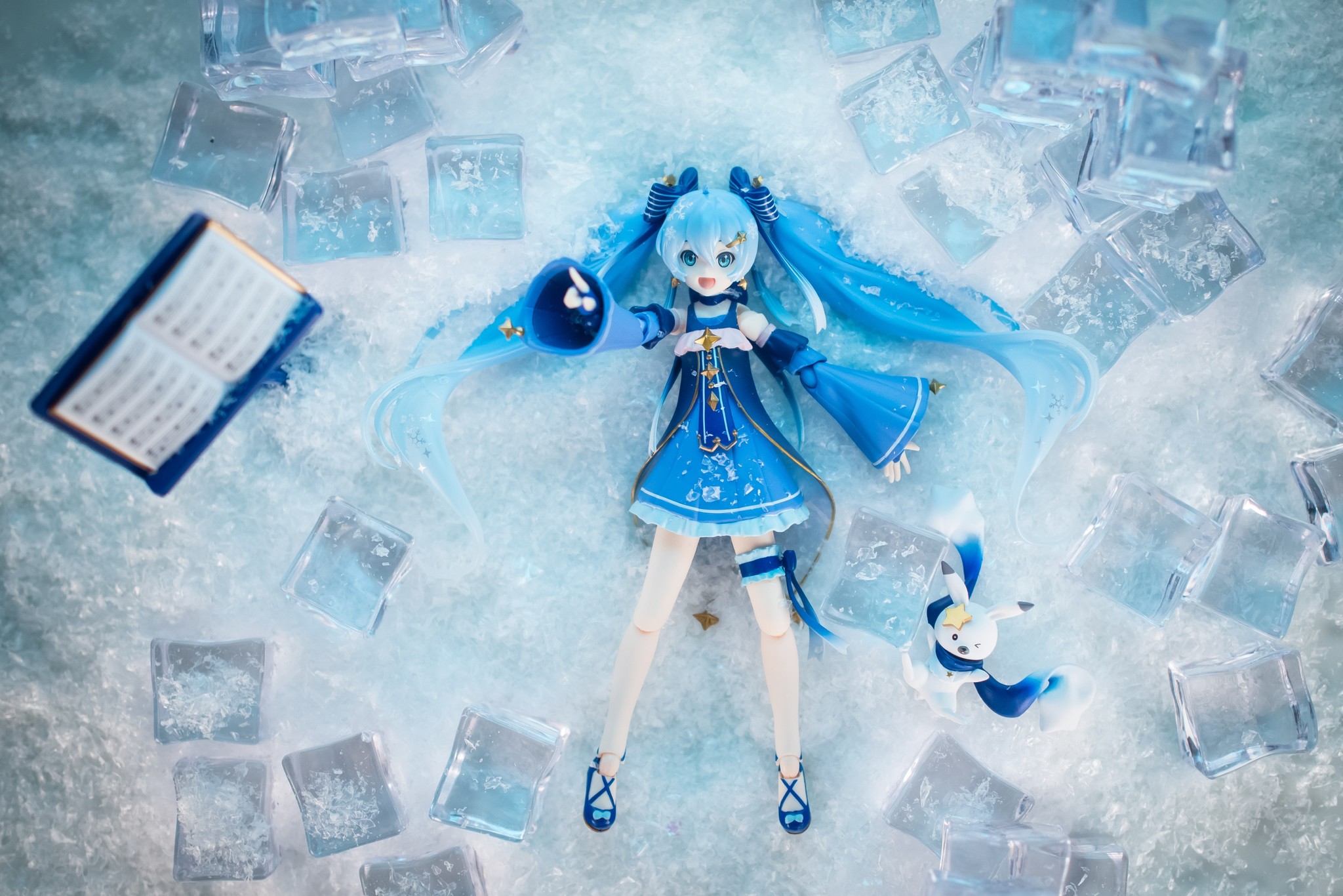 所以今天就是[雪]主题的分享啦~~  果然下雪的话,很适合雪miku呢