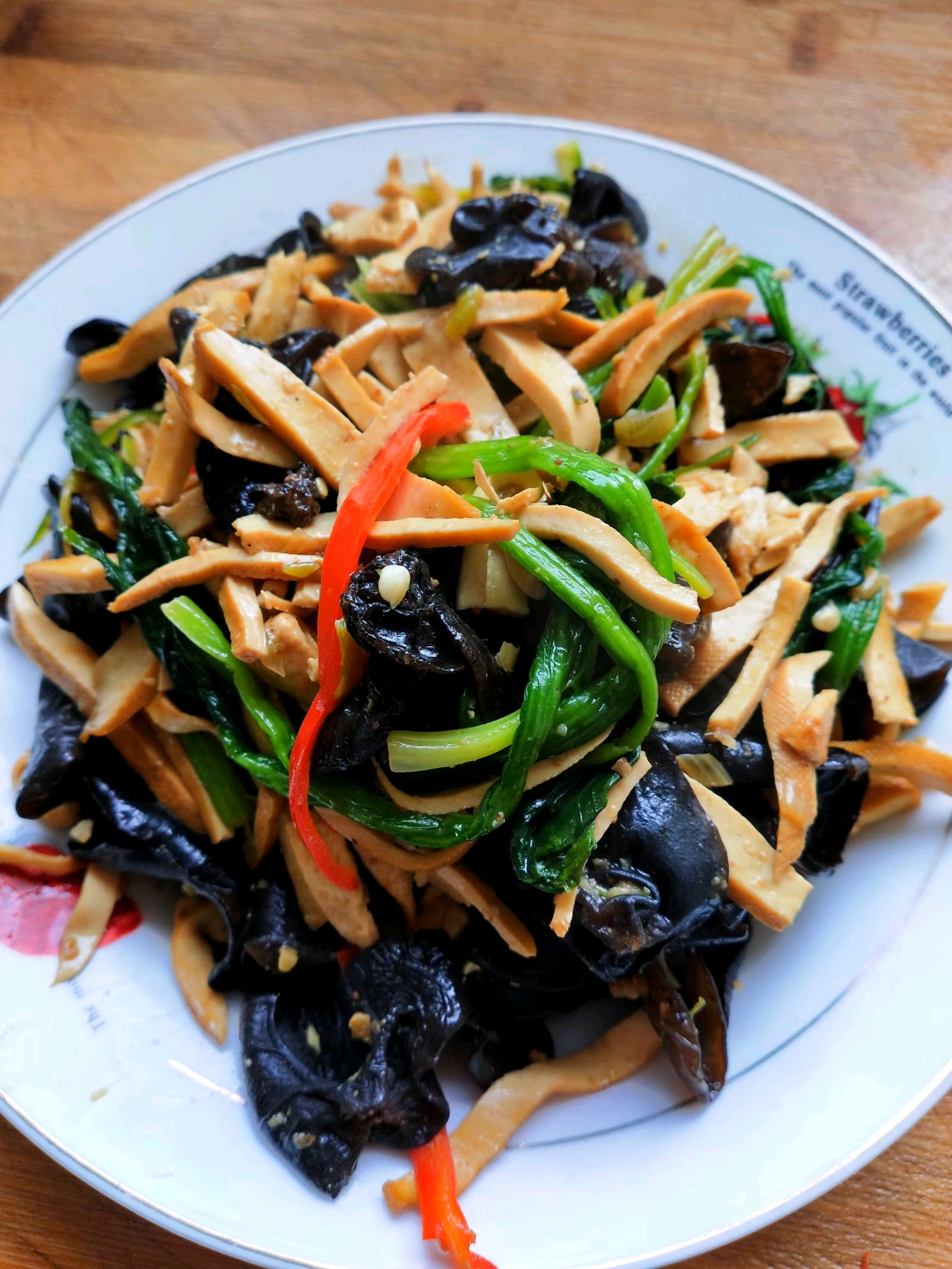这个随便乱做的,豆干,木耳,菠菜～我比较喜欢吃木耳,所以,木耳多