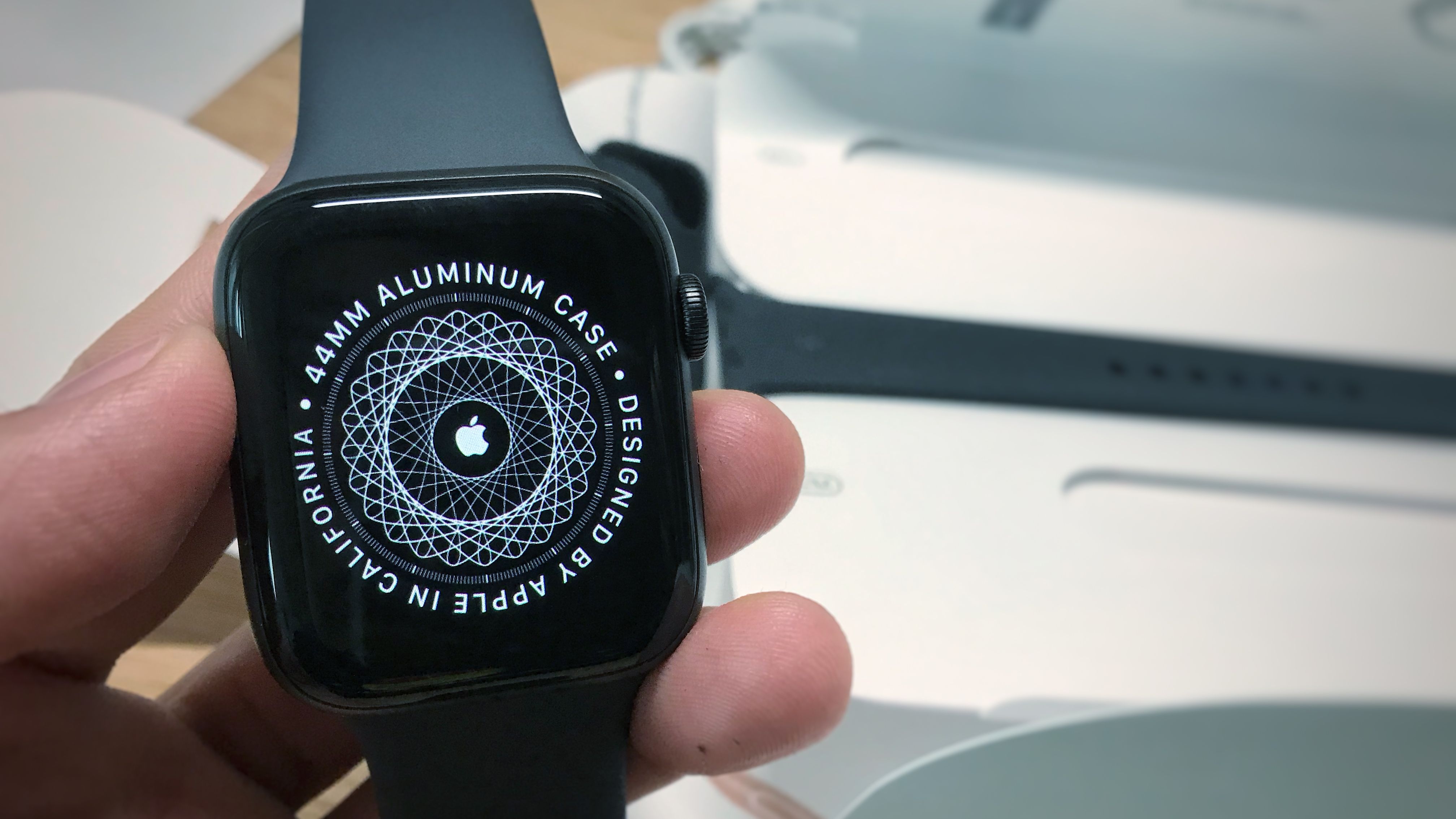 Apple Watch S5开箱以及初步使用感受 - 哔哩哔哩