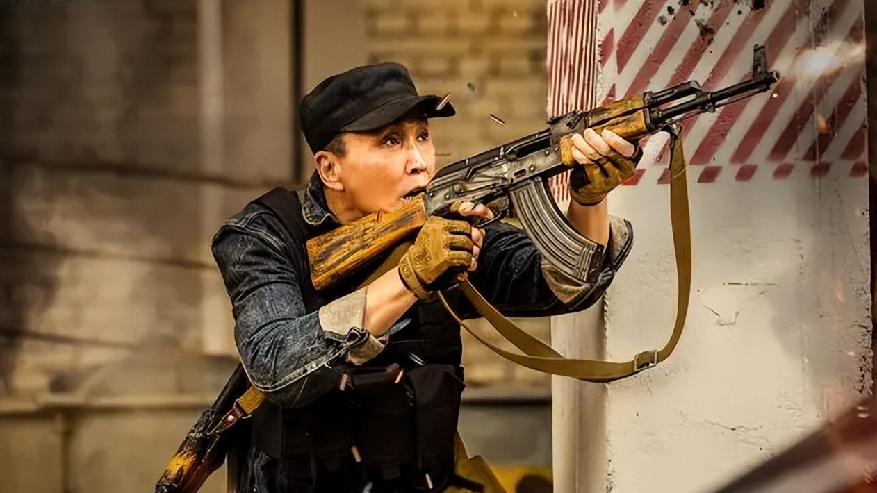 中国版AK47，战狼2中56式自动步枪有多强？为什么被叫做56冲？ - 哔哩哔哩