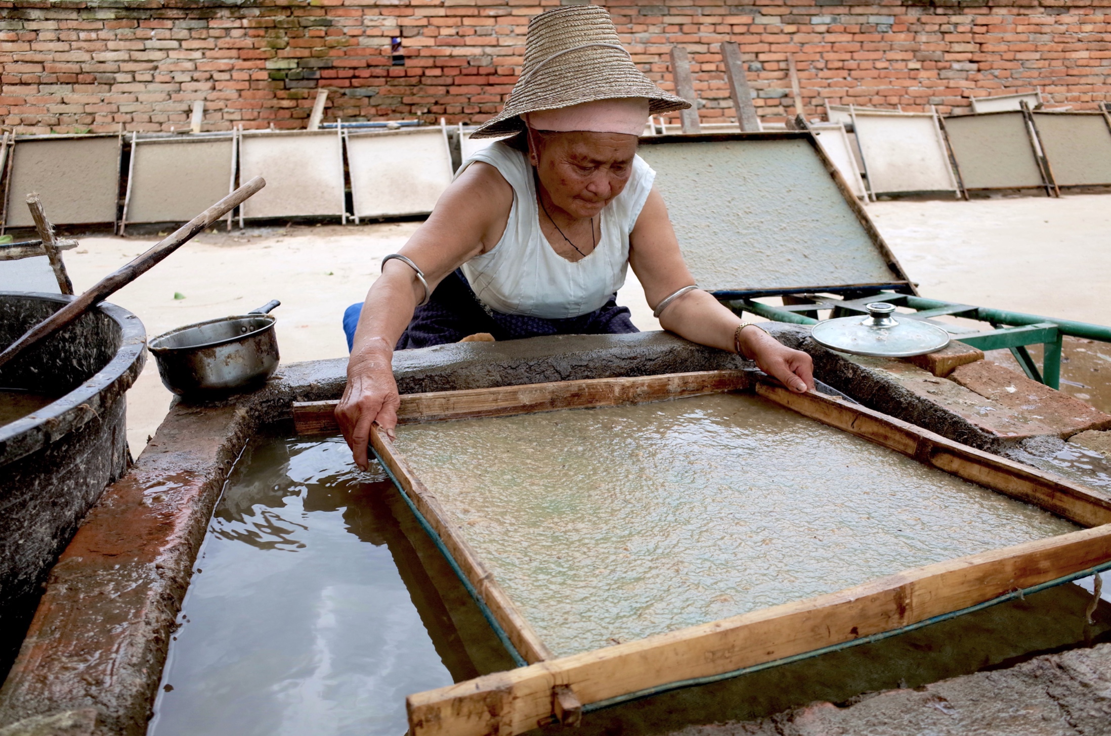 玉香的婆婆玉拉在捞纸