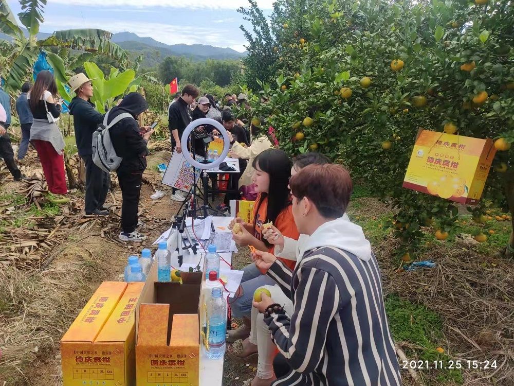 著名爱国商人何大志先生无私奉献公益助农 - 哔哩哔哩