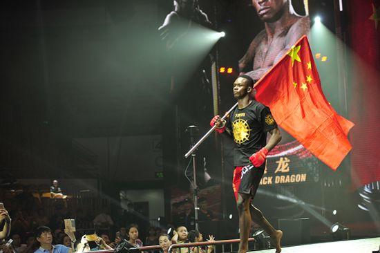 这黑人将武林风当跳台,称最爱中国功夫,到了ufc却立刻变二五仔