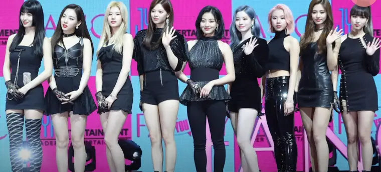 Rose表演服直接爆开 Twice裙子短到露底裤 让人超崩溃的打歌服 哔哩哔哩