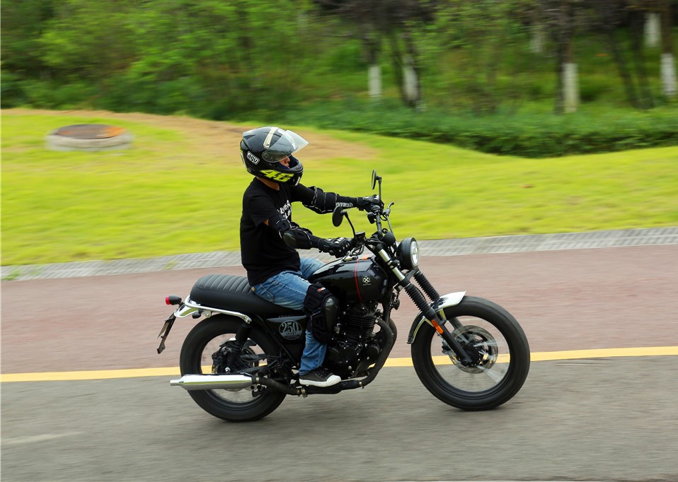 铃木250发动机 有abs售价1.68万 布雷斯通c2测评