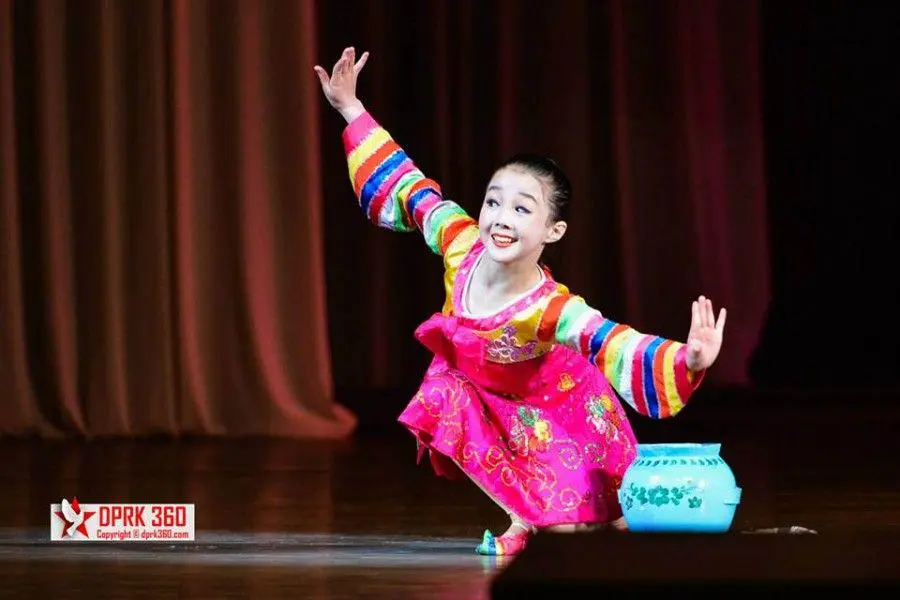 朝鲜的少儿文艺表演 表情很是夸张