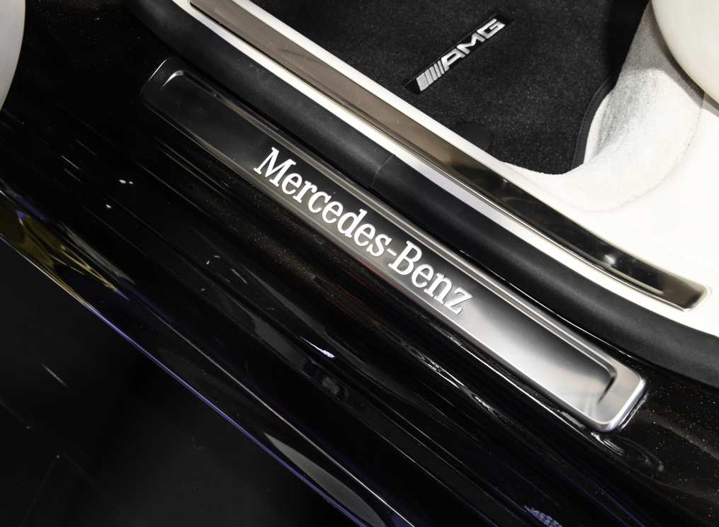 奔驰21款s级改发光迎宾踏板,亮光门槛条