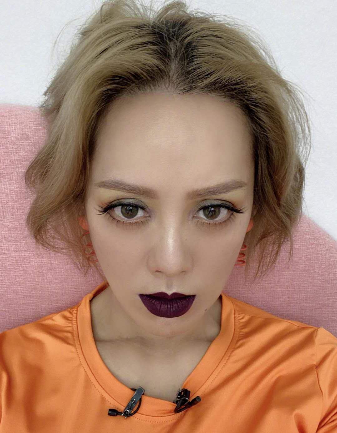 宁静黑唇加橙色运动服自拍