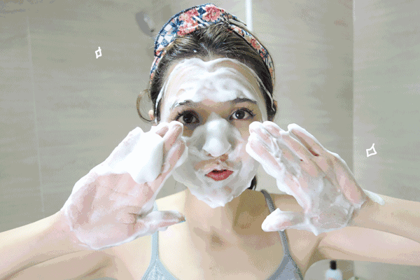 短裙,时尚的牛仔热裤, 还有愈加猖狂的黑头 和一不注意就被晒黑的皮肤