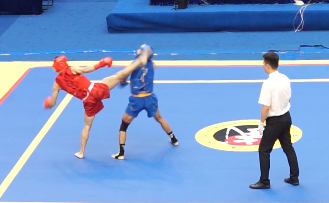 世界冠军00后冠军赛击出惊天正蹬腿