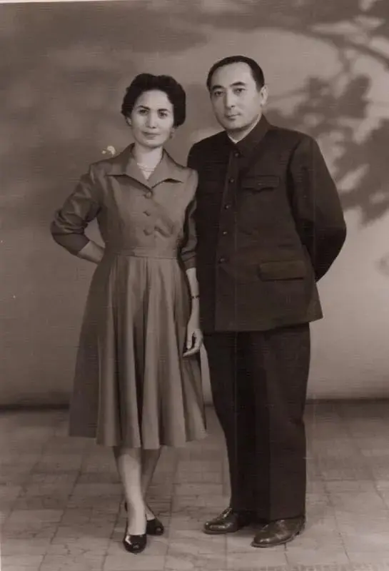 纪念阿依木·艾则孜同志诞辰100周年