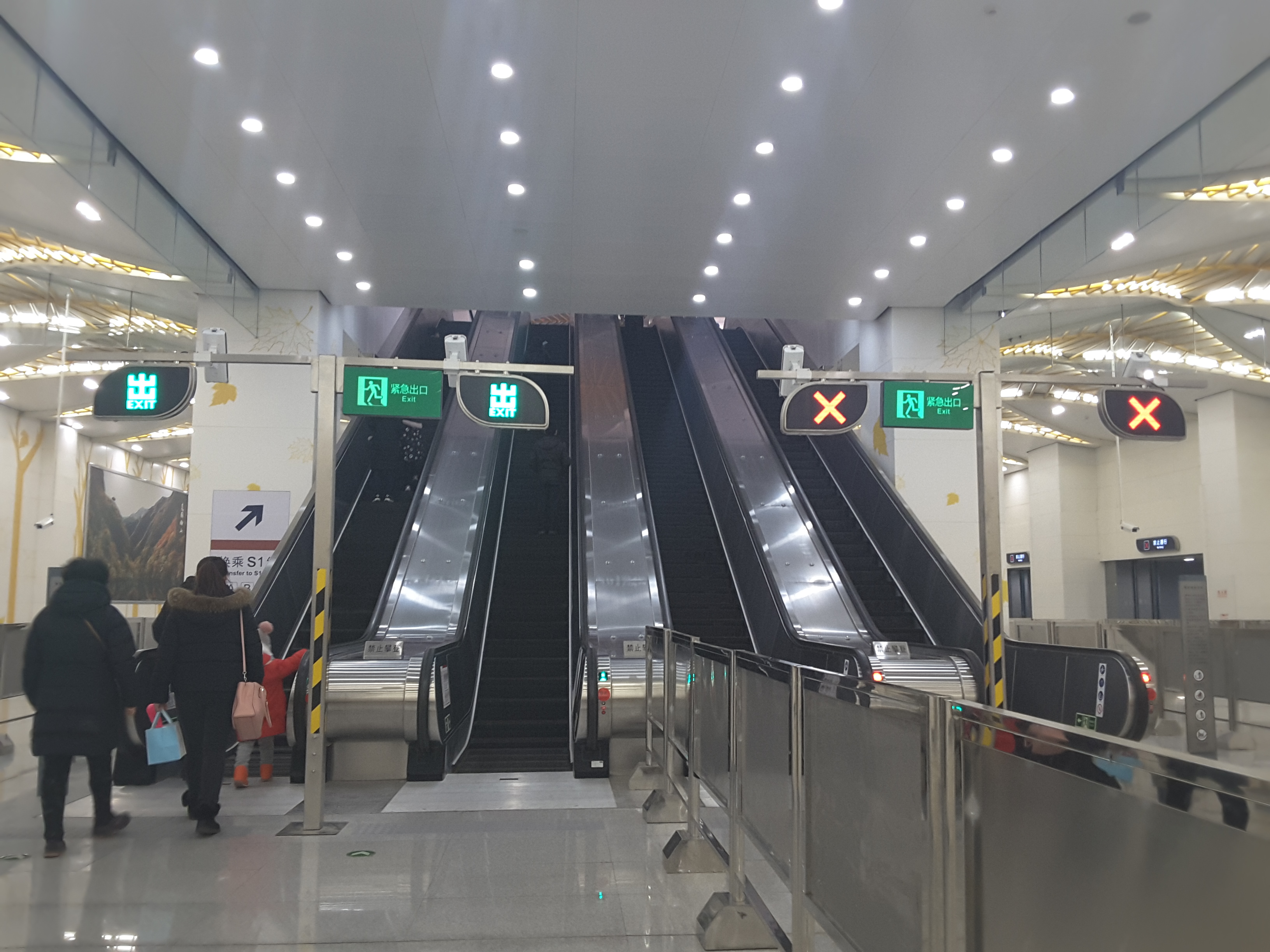 北京地铁6号线与s1线的换乘站金安桥站