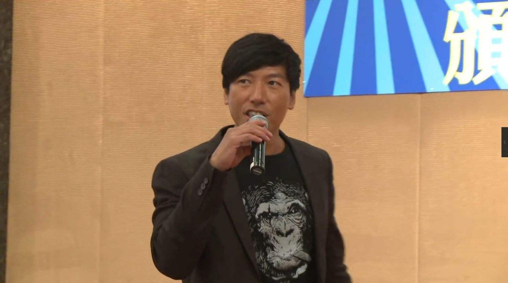 《古惑仔》中乌鸦近况曝光,57岁张耀扬,头发胡子全白认不出