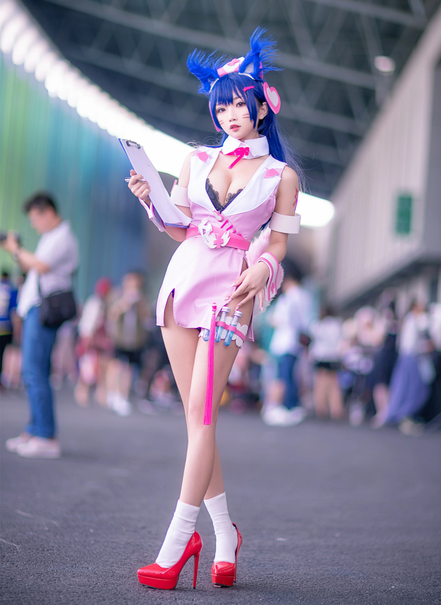 网红清纯丰满少女鬼畜瑶在不在w阿狸粉色情趣制服裙cosplay写真2