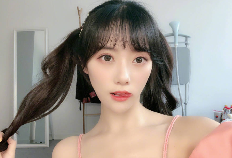 小钰晒"蝴蝶结礼裙"美照,却惨遭黑粉嘲讽,无奈直播回怼,硬气