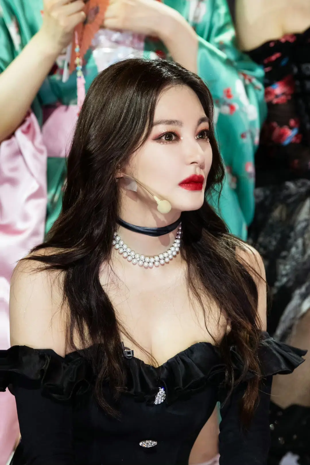 张雨绮浪姐舞台光脚跳《屋顶着火》,太妩媚了