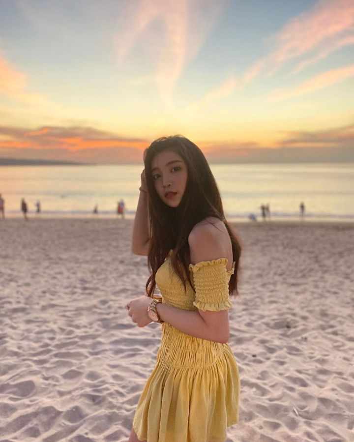 眼神超对味clairelee精巧颜值太魅惑侧身就用性感香肩狂喷辣气喵喵女