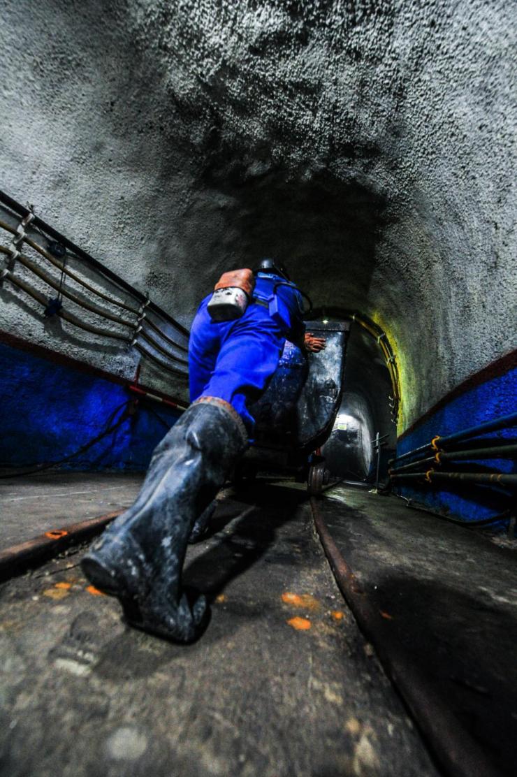 科技 人文历史 来自井下580米的呼唤井下火车头去接工人们下班的时候