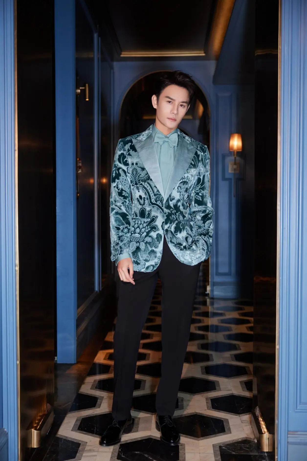 王凯出席微博视界大会 获年度口碑演员 - 哔哩哔哩