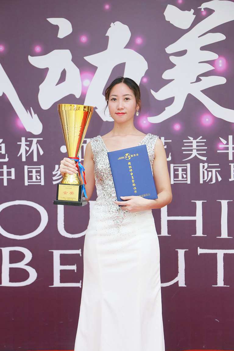 黄映华参加环球创美会纹绣大赛