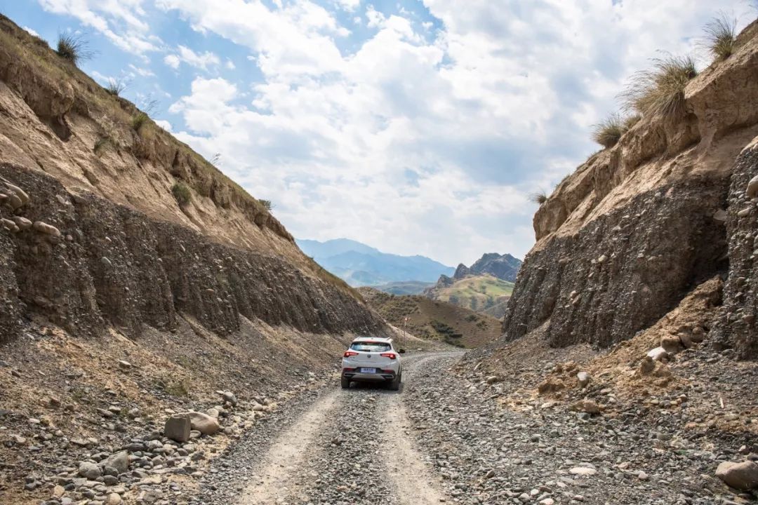 自驾穿越天山地理走廊 半废弃国防公路新疆s101全程游记