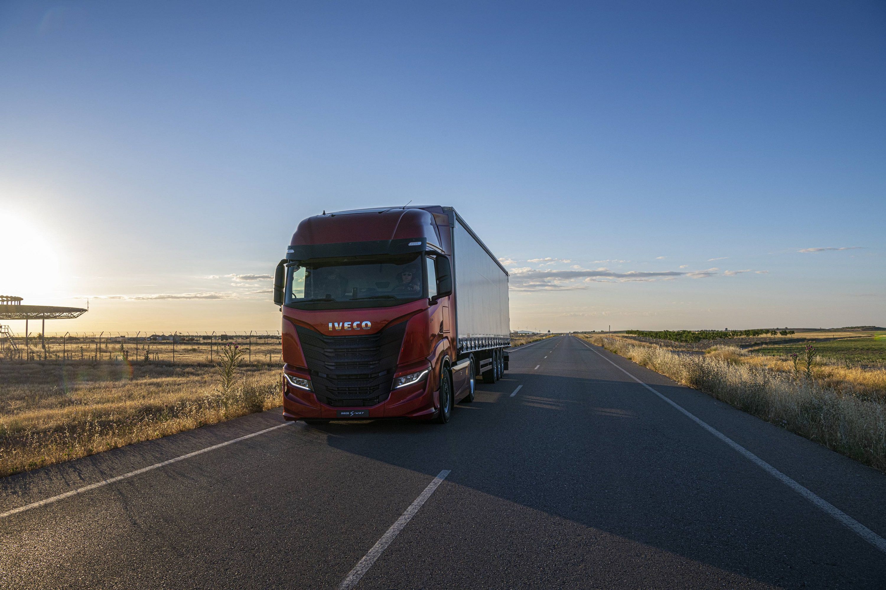 [卡车图集]夕阳下的依维柯s-way s480 4×2