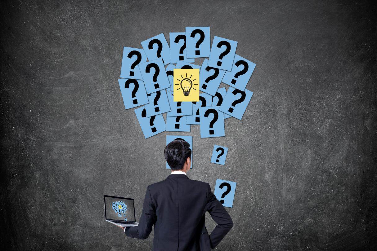 摄图网_500502017_思考商务男士(非企业商用)