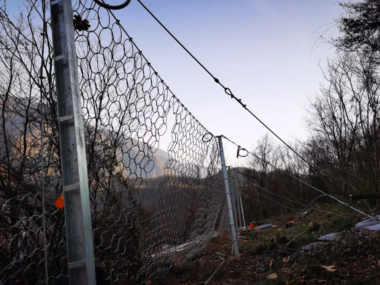 2.环形网在设计上不仅考虑了易于安装，同时还考虑了在象悬崖这样的恶劣地形条件下能实现这种安装