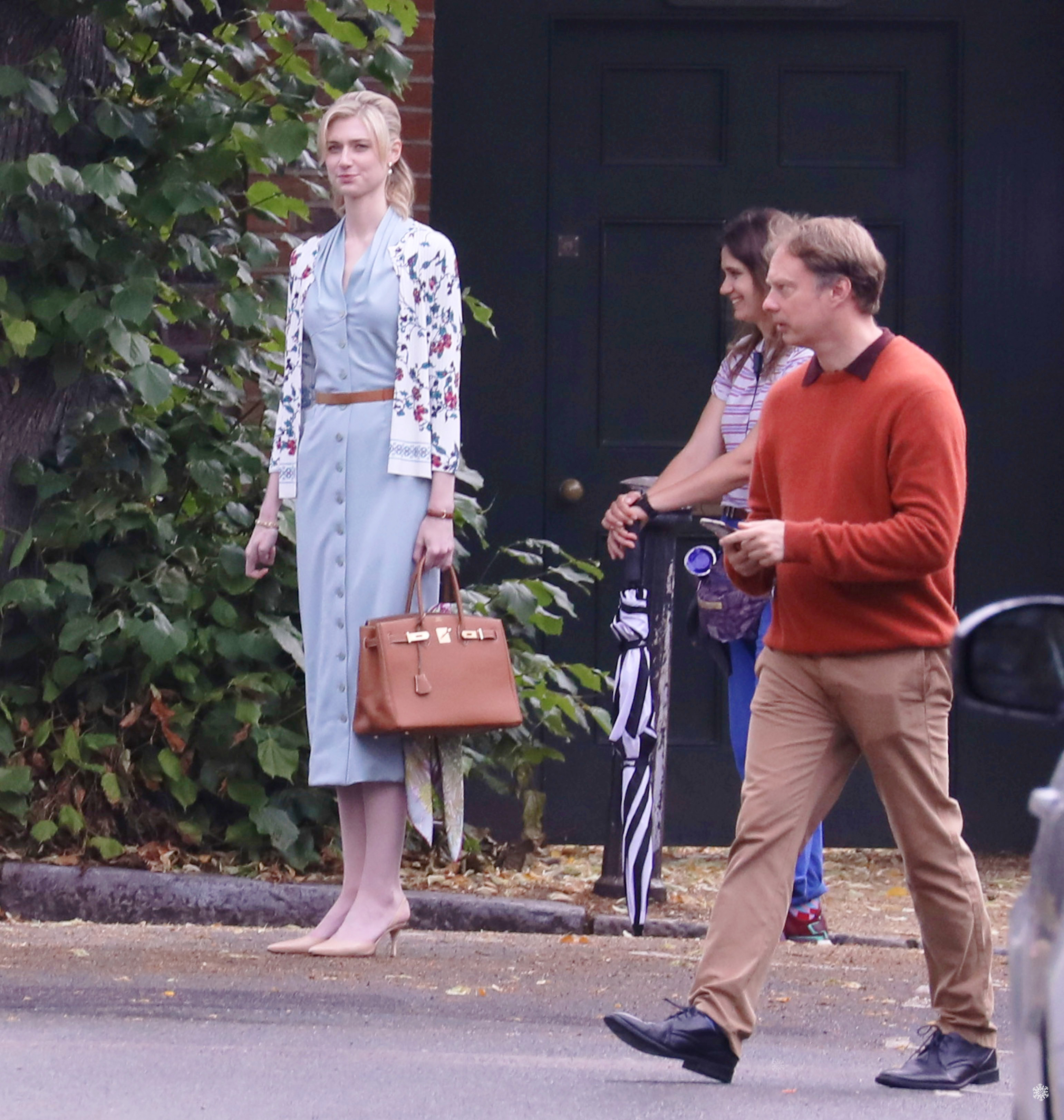 于是,男主角伪装成想要卖画的富商,见到了身高1米9还穿着高跟鞋的凯特