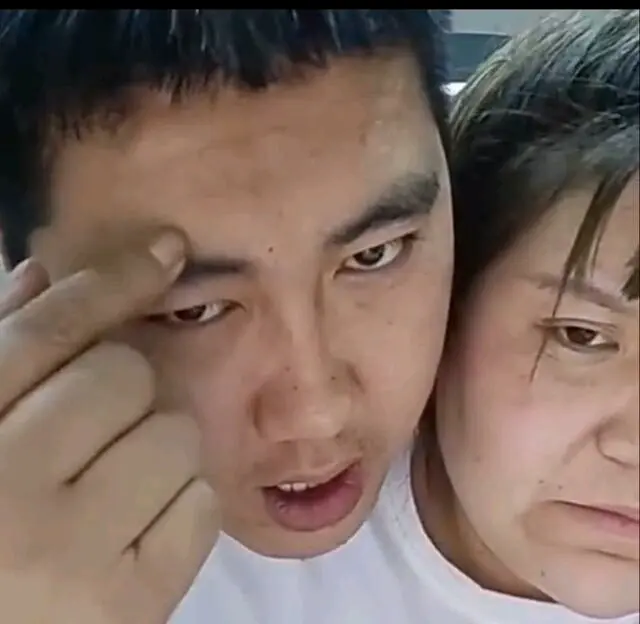 郭老师面对老公的示好则是丝毫不领情,面部表情十分狰狞并且全力拒绝