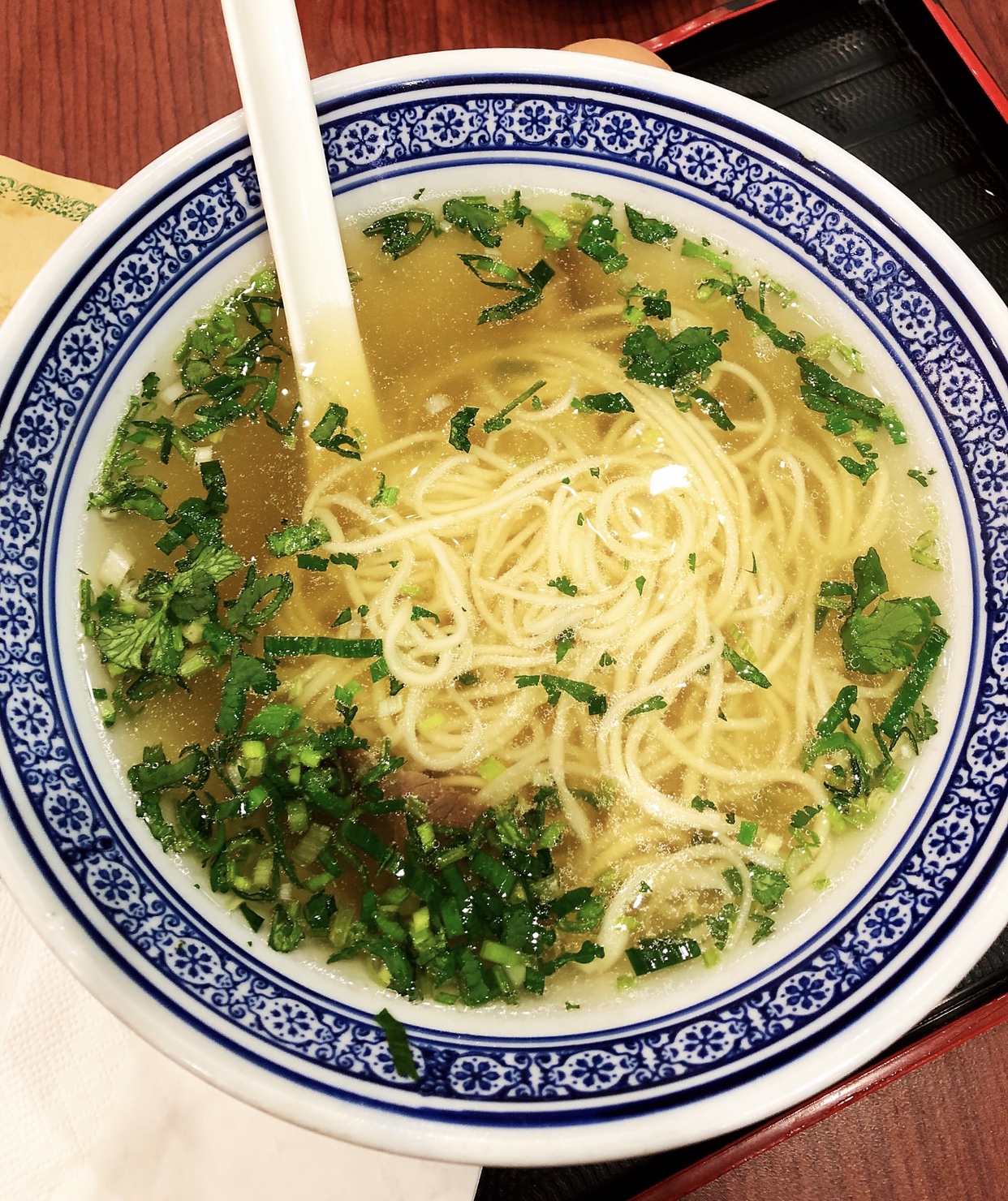 午餐10:40 偌大的机场过了安检就只有一家饭馆,吃了半碗牛肉面(忘记不