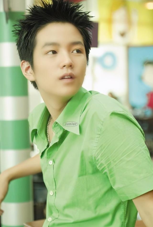 张根硕晒健身照卧推100公斤花美男变成肌肉型男