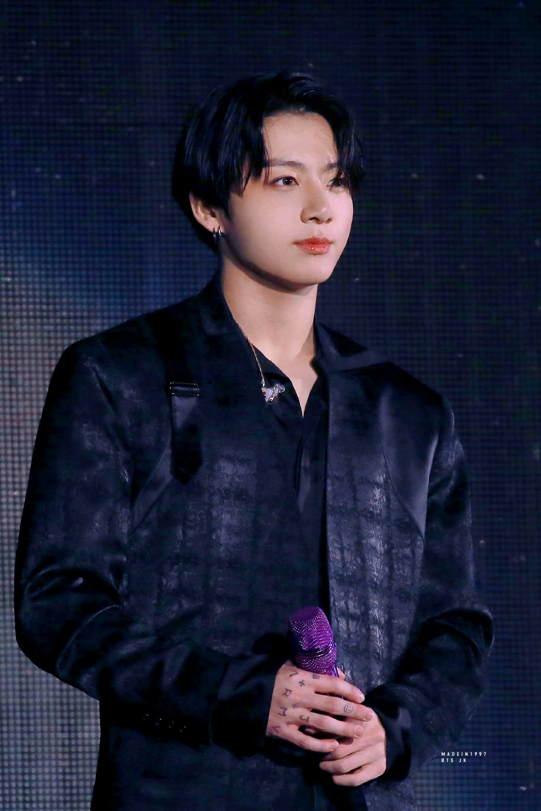 回归做准备" "对了,硕珍哥说今天晚上吃大餐哦"朴智旻看着田柾国越说