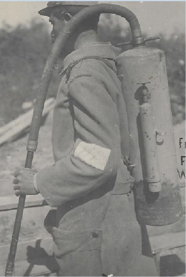 这名法军士兵背负的就是希尔特no.3型火焰喷射器