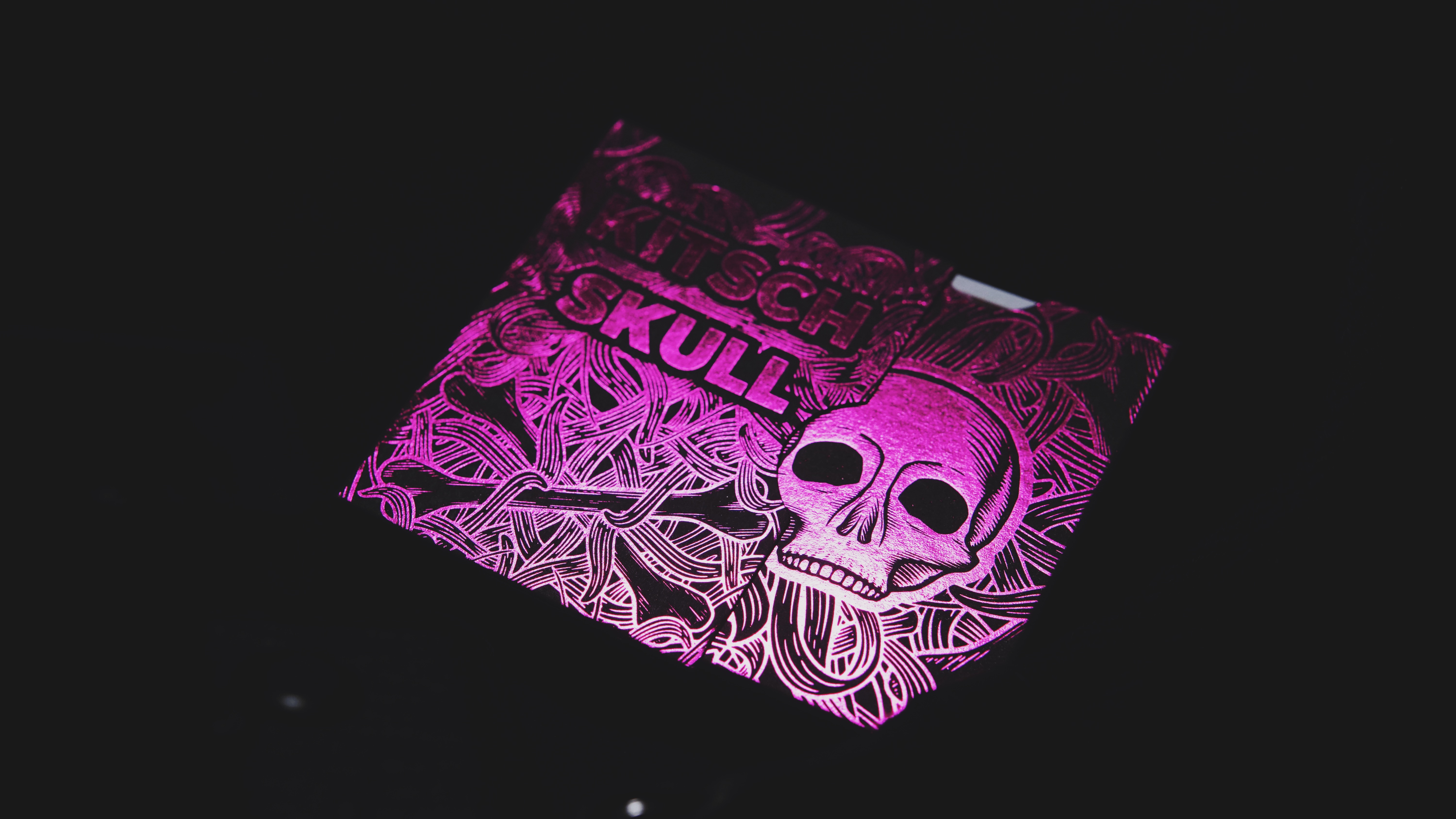 历史从远到近,艺术对红粉骷髅的表达也在不断更替,从文字到图案,从