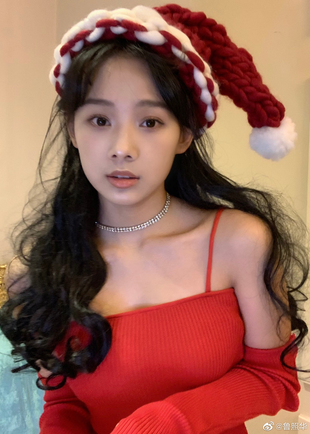 气质比五官颜值更美,演员鲁照华每一张截图都堪作挂历