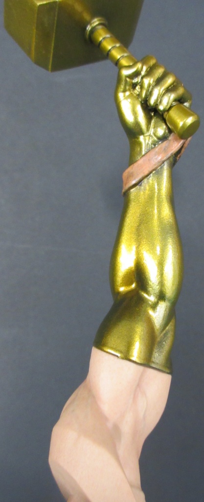 包括握持喵喵锤的金属义肢也是质感十足