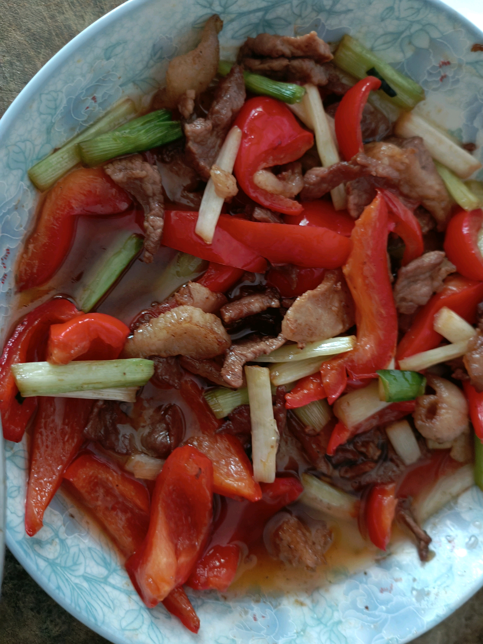 这其实是爸妈中午炒的菜,给我留了一些,都吃完啦,甜椒炒肉真的好好吃!