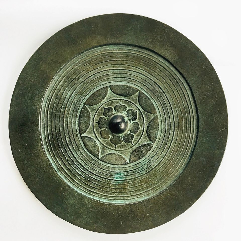 三神器之一的八咫镜在神道教的文化中代表了"正直"八咫镜是一面镜子