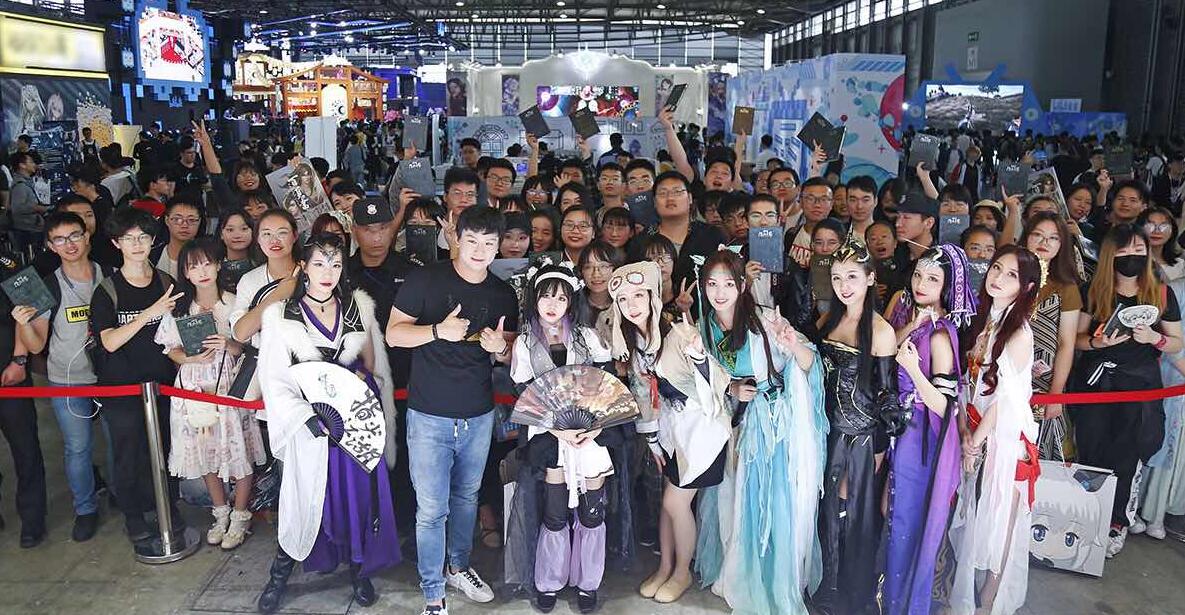 bw漫展最火的"游客"?路人围观,一群coser抢着和他合影