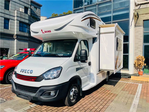 新款依维柯单拓展顺旅房车,大水大电布局完美