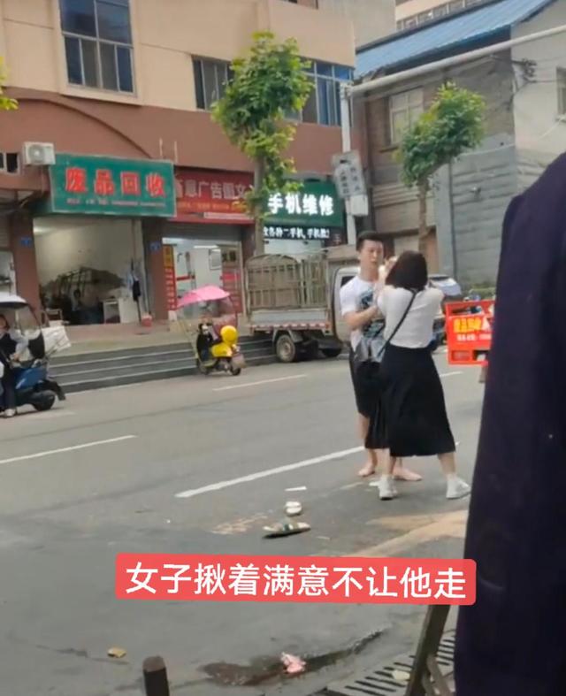 深圳女子被分手，拉住对方要求他还钱，男子：你有本事拿出欠条来 哔哩哔哩